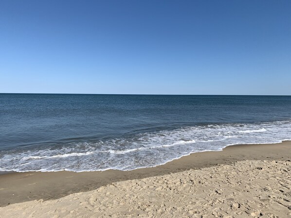 Aurinkotuoleja, aurinkovarjoja, rantapyyhkeitä