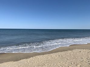 沙滩椅、海滩遮阳伞、沙滩毛巾