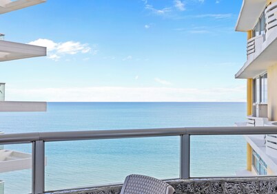 Casa Serena Beachfront Condo - 3Brm-Ocean + Mountain Views-Beautiful-Sleeps 2-6