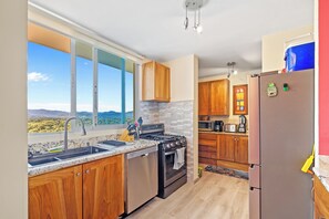 Frigorífico, microondas, horno y placa de cocina