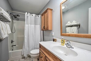 Une salle de bain avec une baignoire, des toilettes et un lavabo.