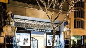 Vitrine d’un commerce du quartier de Yorkville, décorée d’illuminations de Noël et ornée de grandes statues d’ours.