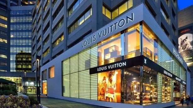 Un magasin Louis Vuitton doté de grandes vitrines et d’une façade bien visible.