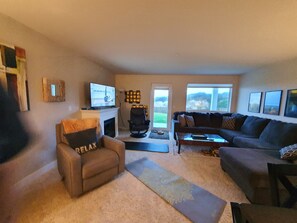 Smart TV, chimenea, reproductor de DVD y libros 