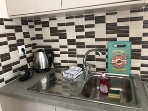 Jääkaappi, mikroaaltouuni, liesi, kahvin-/teenkeitin