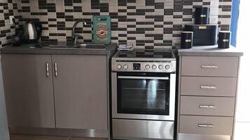 Refrigerador, microondas, placa de cocina, cafetera/tetera