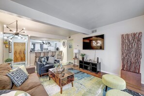 Smart TV, printers - Experience Downtown Austin - Old Tarrytown Near The Famous Mozarts Coffee House (Austin)