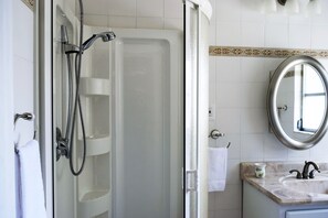 Combined shower/bathtub, jetted bath, hair dryer, towels - House in Venice Gardens, Heated Pool, Wi-Fi, Waterfront (Venice)