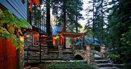 Storybook Stone Cottage, Short Walk to Resort, Hot Tub, Fireplace