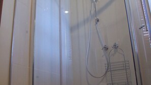 Dusche, Whirlpool, Haartrockner, Bademäntel