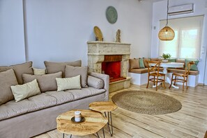 Een smart-tv, een open haard en boeken