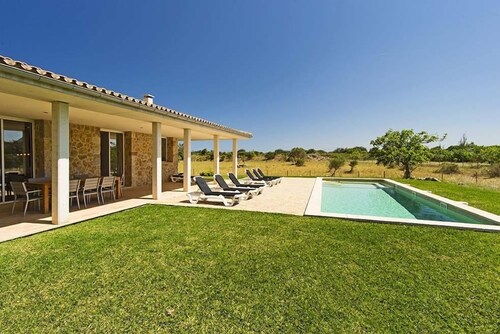 Moderne, steinverkleidete Villa m. Pool u. Blick auf die Berge