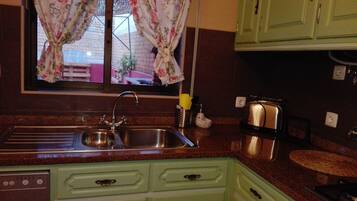 Een koelkast, een magnetron, een oven, een kookplaat