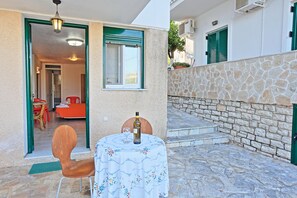 Outdoor dining - Angelina: Charming studio, terrace views, steps from Kalami beach (Kalami)