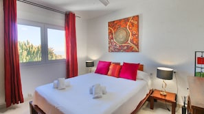 3 slaapkamers, een strijkplank/strijkijzer, gratis wifi, beddengoed