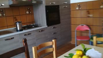 Fridge, oven, stovetop, coffee/tea maker