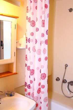 シャワー付き浴槽、ヘアドライヤー、ビデ、タオル