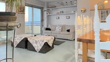 TV, livros, aparelho de som