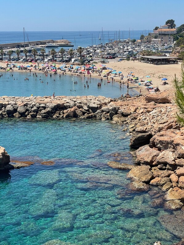 Una spiaggia nelle vicinanze, lettini da mare, teli da spiaggia