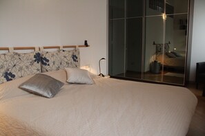 2 bedrooms, iron/ironing board, travel crib, WiFi - Amazing Canal View - rent Venice Apartment (Venezia)