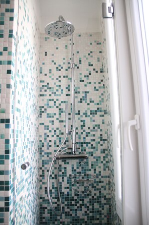 Ducha y bañera combinadas, secador de pelo, bidé y toallas