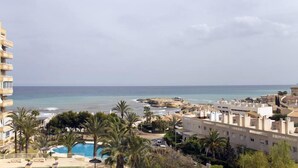 A coastal hotel with a pool, palm trees, and a view of the sea. - Apartment/ flat - El Campello (El Campello)