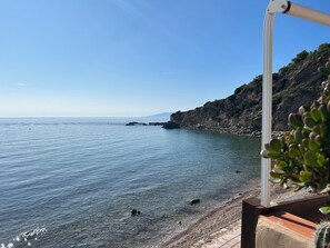 På stranden og solsenger