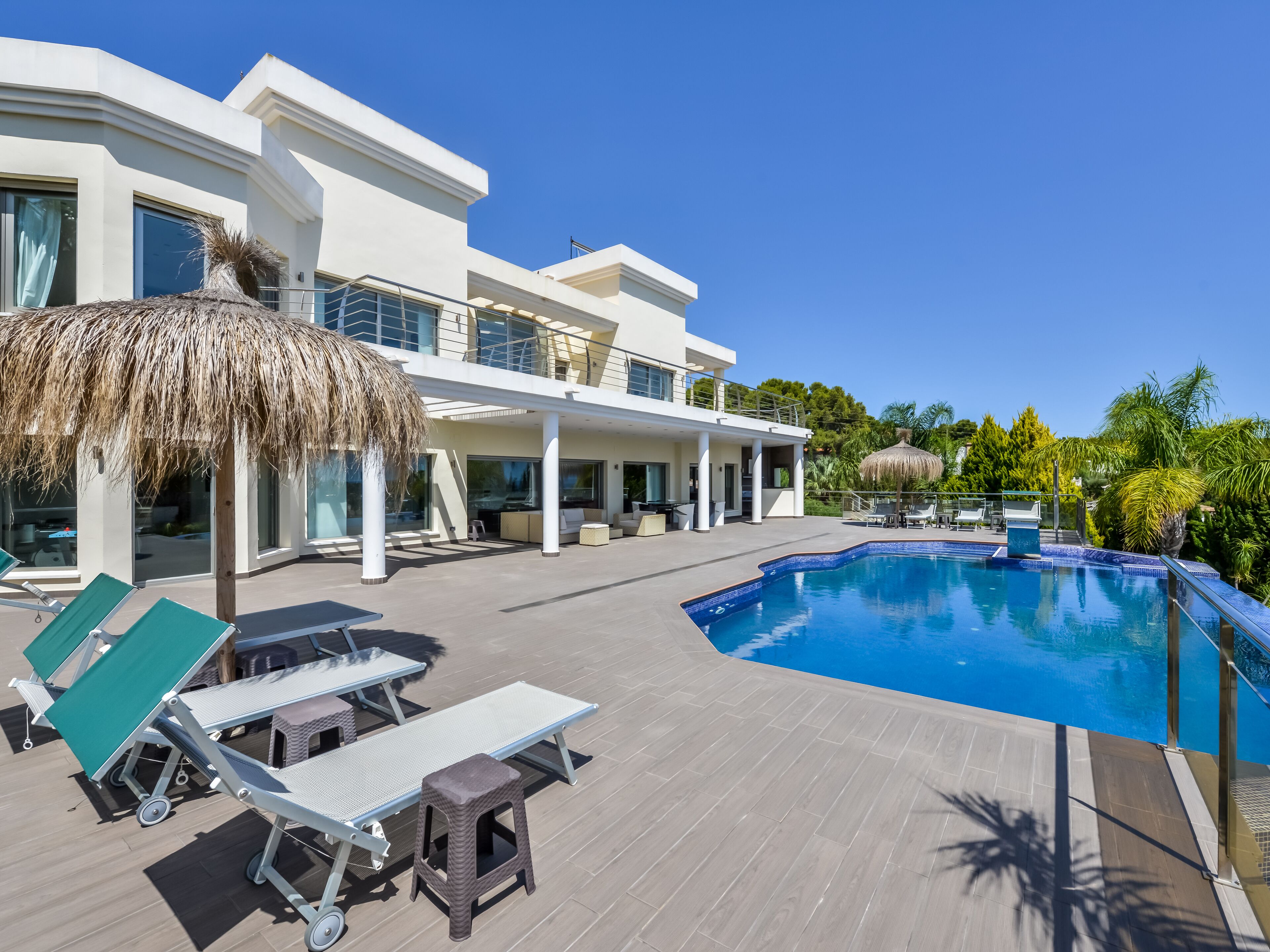 Inomhuspool och utomhuspool