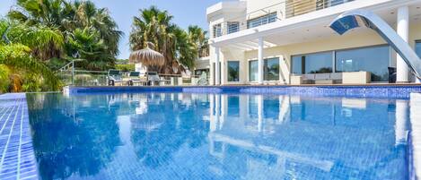 Una piscina techada, una piscina al aire libre
