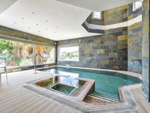 Una piscina cubierta, una piscina al aire libre