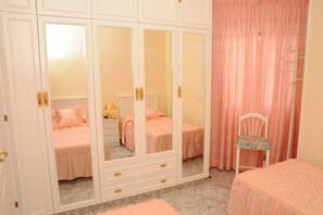 3 slaapkamers, een strijkplank/strijkijzer, reisbedje, wifi