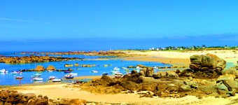 800m from beaches, GR34 and Ménéham classified site. 4 people.enclosed garden