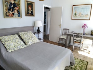 3 bedrooms, iron/ironing board, free WiFi