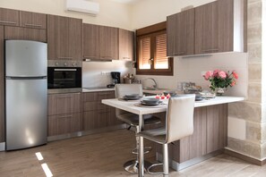 Jääkaappi, uuni, astianpesukone, kahvin-/teenkeitin