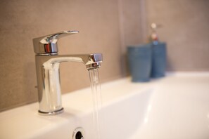 Suihkun ja ammeen yhdistelmä, hiustenkuivaaja, pyyhkeet