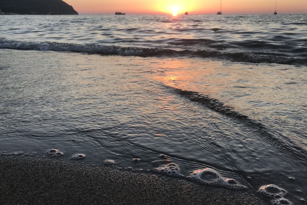 Una spiaggia nelle vicinanze, lettini da mare