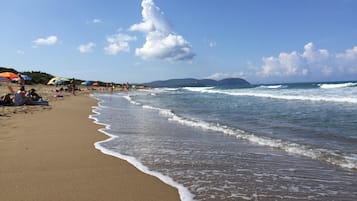 Una spiaggia nelle vicinanze, lettini da mare