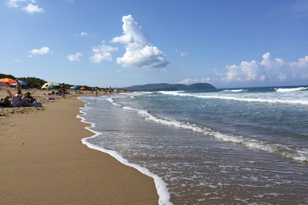 Una spiaggia nelle vicinanze, lettini da mare