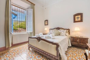 6 soverom, skrivebord, strykejern/-brett og reiseseng for barn