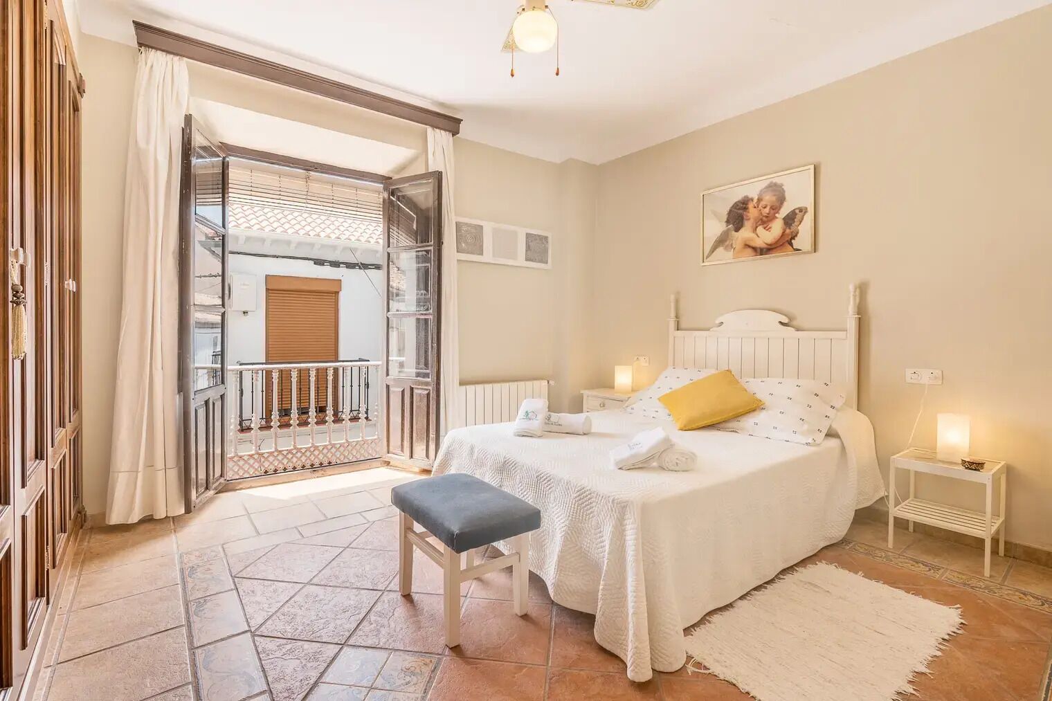 6 slaapkamers, een bureau, een strijkplank/strijkijzer, reisbedje