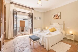 6 bedrooms, desk, iron/ironing board, travel crib - La Casa De Illora, swimming pool, fireplace, barbecue, in the town center (Íllora)