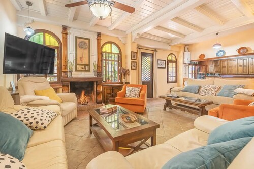 La Casa De Illora, swimming pool, fireplace, barbecue, in the town center