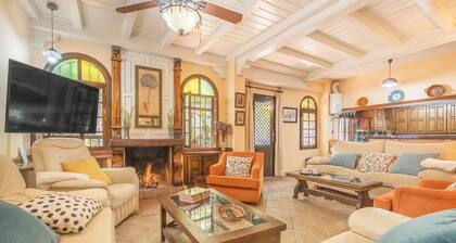 La Casa De Illora, swimming pool, fireplace, barbecue, in the town center