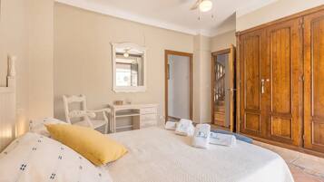 6 bedrooms, desk, iron/ironing board, travel crib