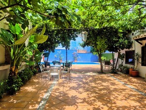 Outdoor dining - La Casa De Illora, swimming pool, fireplace, barbecue, in the town center (Íllora)