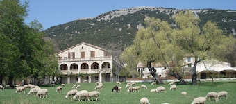 Dream vacation: swimming pool and air conditioning between sea and mountains