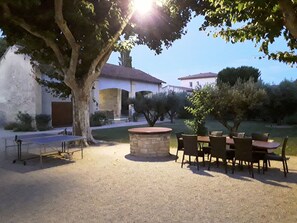 Outdoor dining - Charming 19th century mas in Provence (Saint-Étienne-Du-Grès)