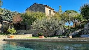 A stone building with a pool in front. - Air-conditioned detached house with a pool, on a family-owned property (Gordes)