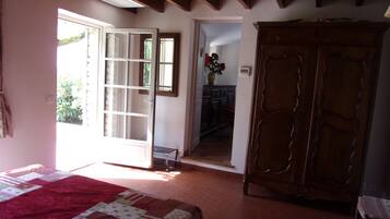 1 slaapkamer, een strijkplank/strijkijzer, gratis wifi, beddengoed