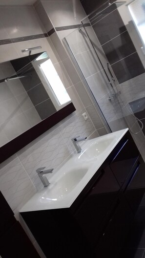 Shower, hair dryer, toilet paper - Air-conditioned house with secure swimming pool in the heart of Périgord Noir (Siorac-En-Périgord)